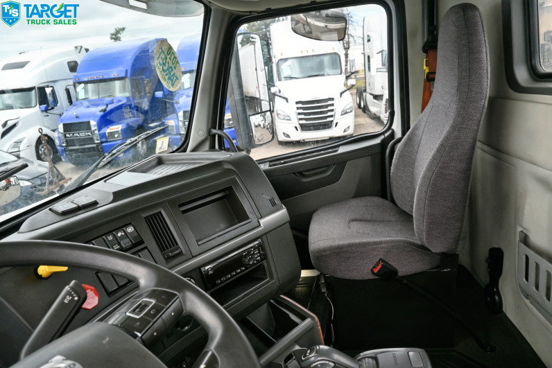 
								2020 Volvo Daycab full									