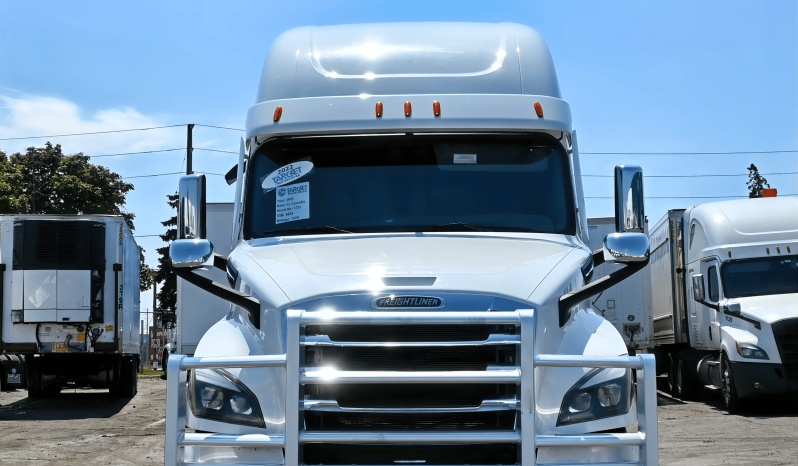 
								2022 Freightliner Cascadia full									