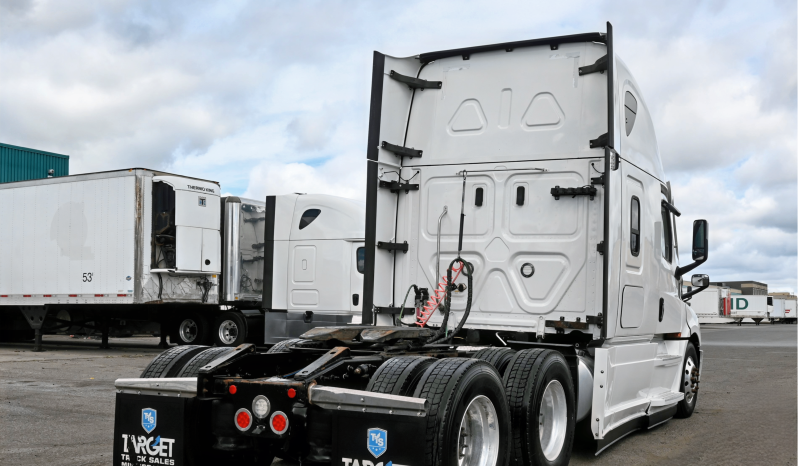 
								2022 Freightliner Cascadia full									