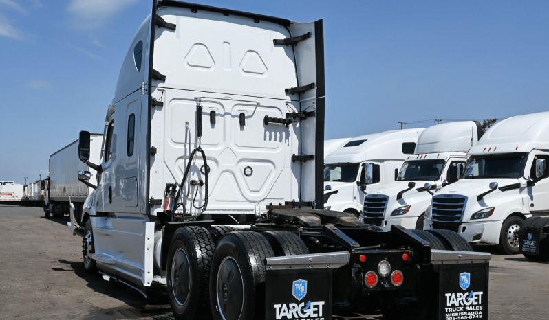 
								2022 Freightliner Cascadia full									