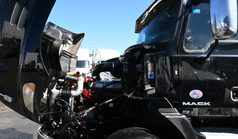 
								2016 Mack Pinnacle full									