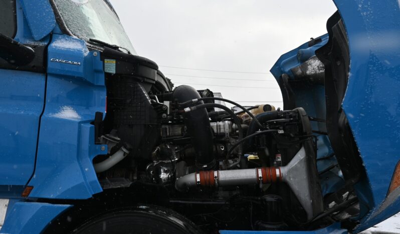 
								2022 Freightliner Cascadia full									