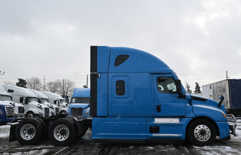 
								2022 Freightliner Cascadia full									