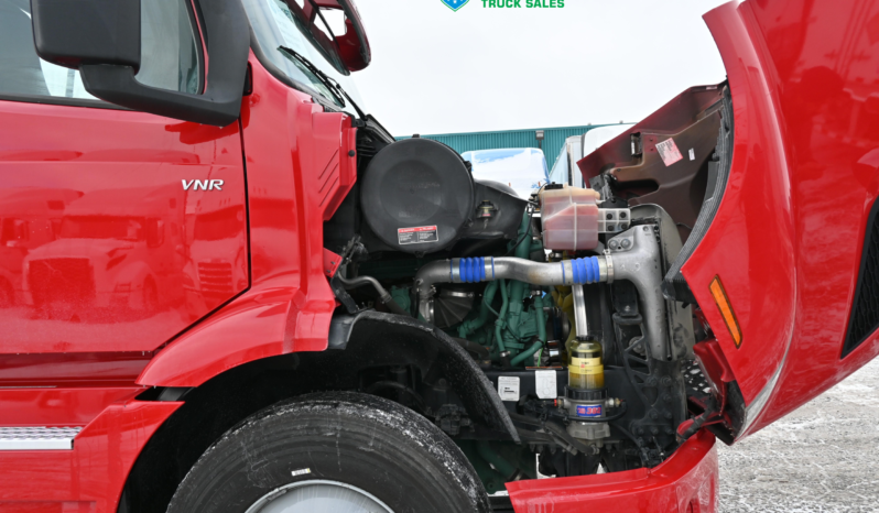 
								2022 Volvo Daycab full									