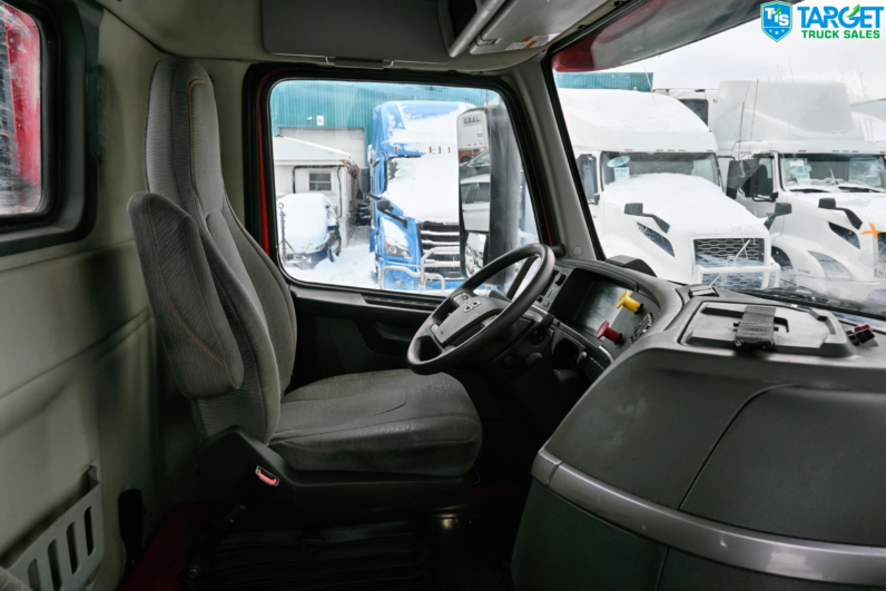 
								2022 Volvo Daycab full									