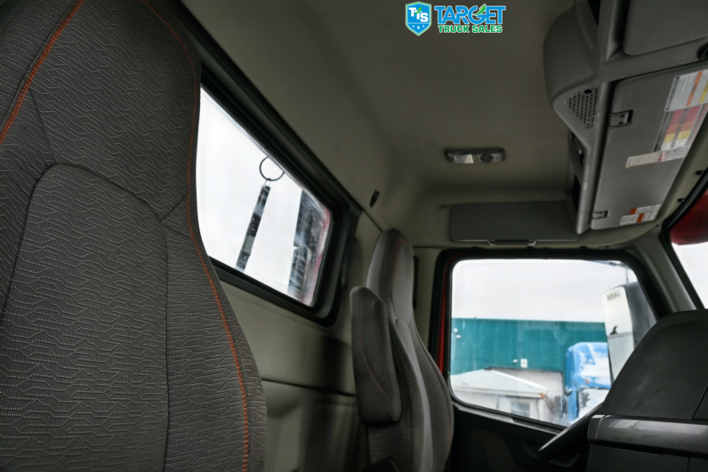 
								2022 Volvo Daycab full									