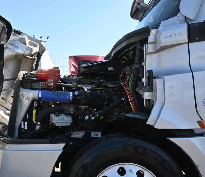 
								2022 Freightliner Cascadia full									