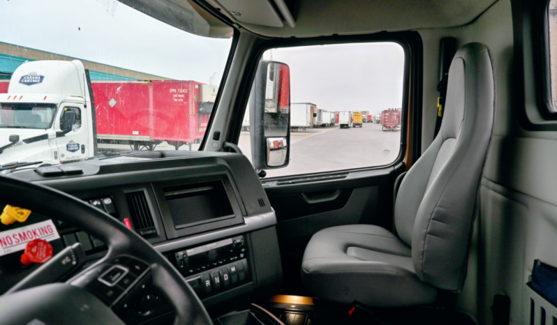 
								2022 Volvo Daycab full									
