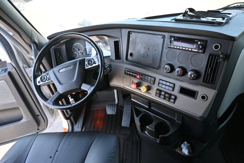 
								2022 Freightliner Cascadia full									