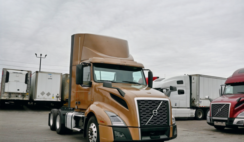 
								2022 Volvo Daycab full									