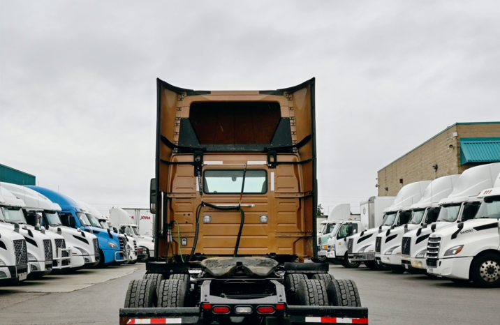 
								2022 Volvo Daycab full									