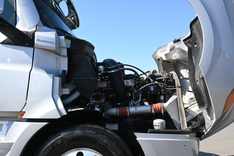 
								2022 Freightliner Cascadia full									