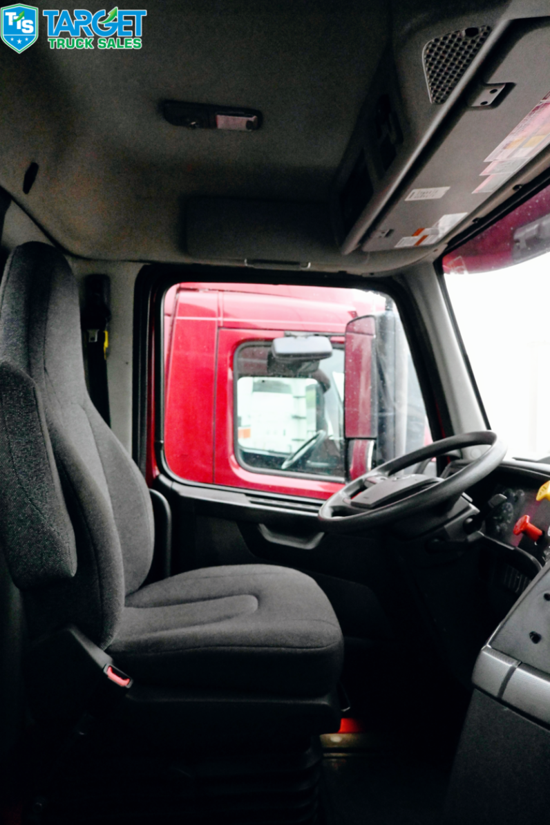 
								2023 Volvo Daycab full									