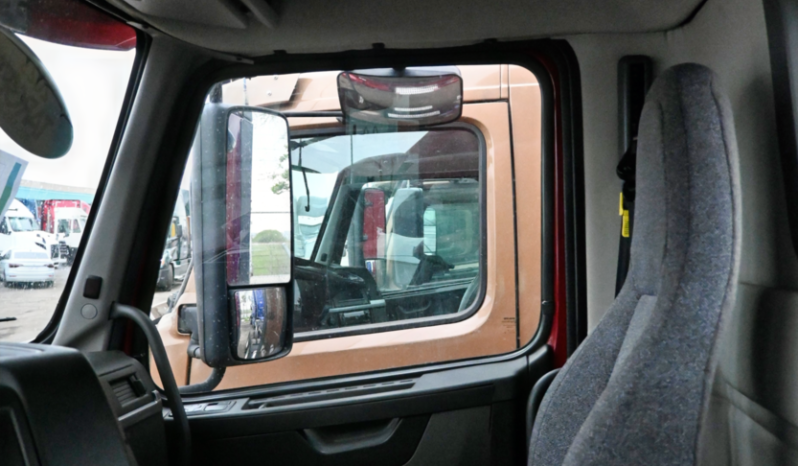 
								2023 Volvo Daycab full									