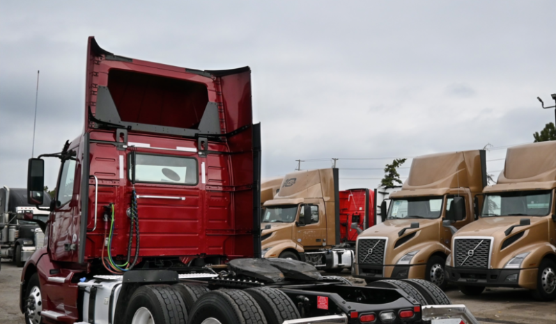 
								2023 Volvo Daycab full									