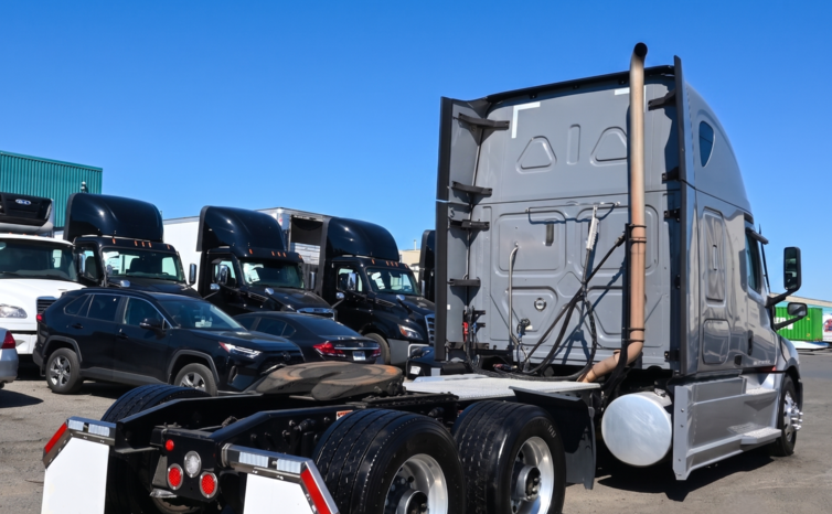 
								2023 Freightliner Cascadia full									