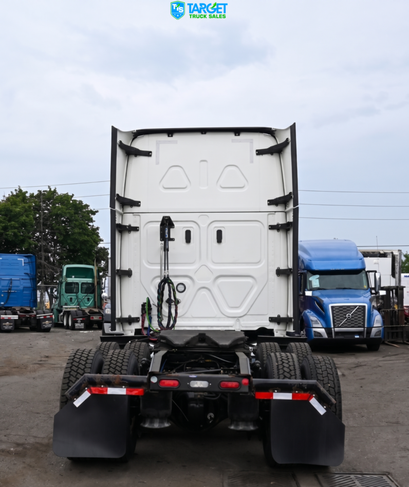 
								2022 Freightliner Cascadia full									