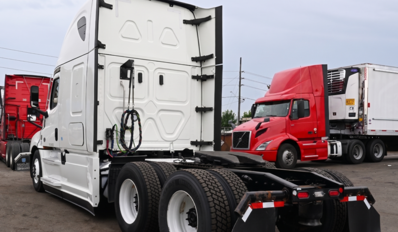 
								2022 Freightliner Cascadia full									
