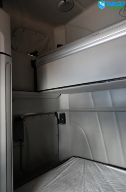 
										2022 Peterbilt 579 full									
