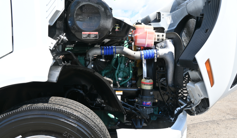 
								2022 Volvo VNR Daycab full									