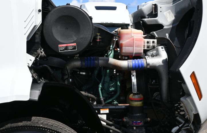 
								2022 Volvo VNR Daycab – 394K Kilometers Driven full									