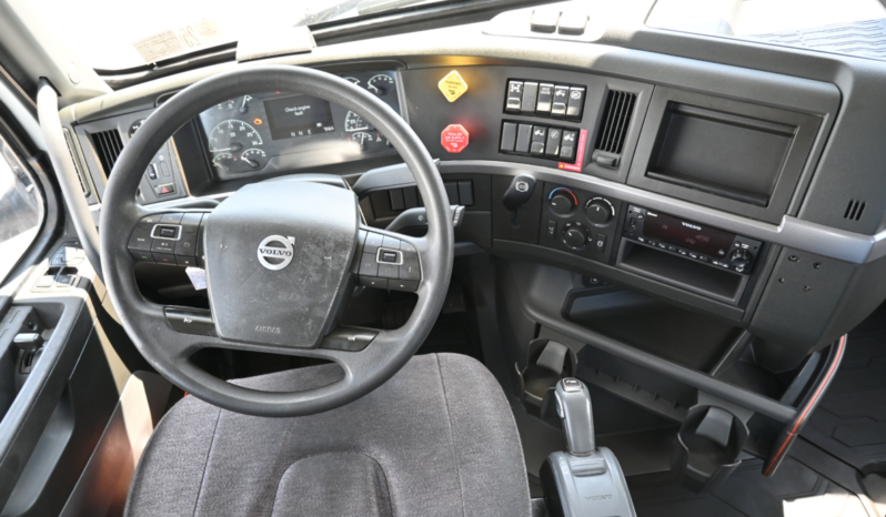 
								2022 Volvo VNR Daycab full									