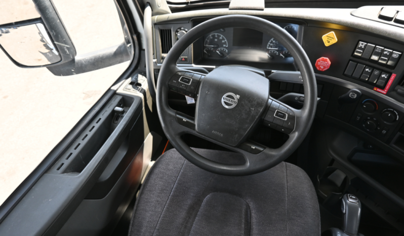 
								2022 Volvo VNR Daycab full									