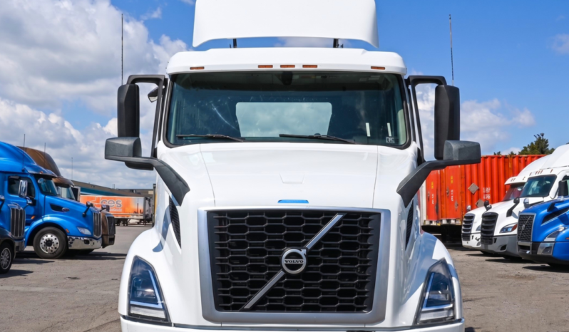 
								2022 Volvo VNR Daycab full									