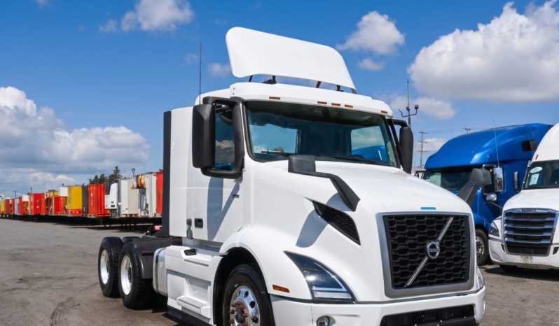 
								2022 Volvo VNR Daycab full									