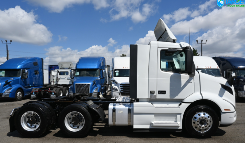 
								2022 Volvo VNR Daycab full									