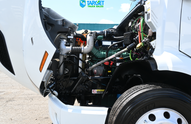 
								2022 Volvo VNR Daycab full									