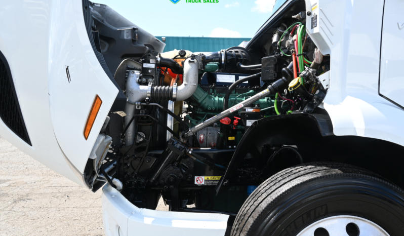 
								2022 Volvo VNR Daycab full									
