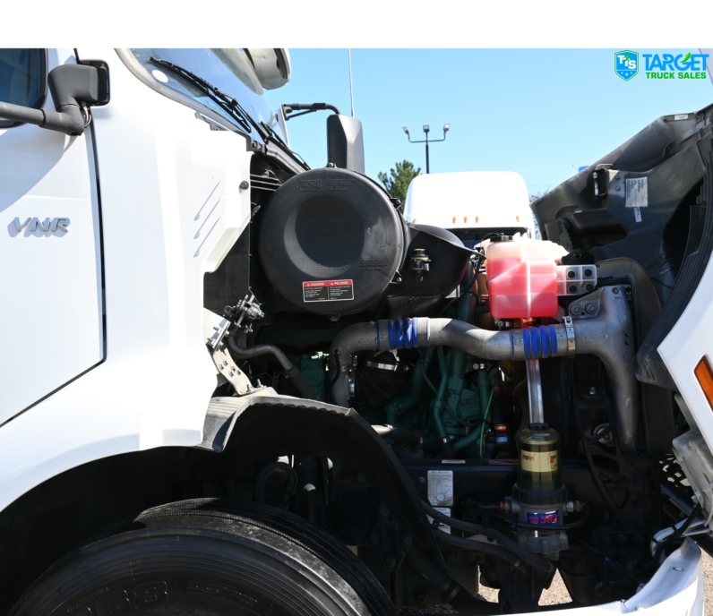 
								2021 Volvo VNR Daycab full									