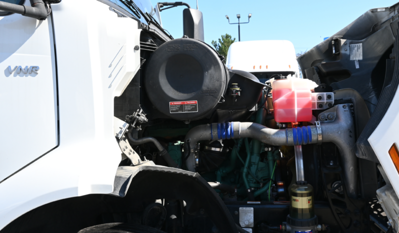 
								2021 Volvo VNR Daycab full									
