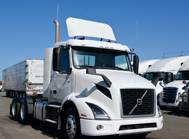 
								2021 Volvo VNR Daycab full									