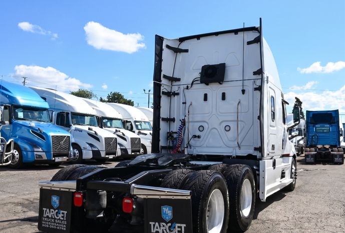 
								2022 Freightliner Cascadia full									