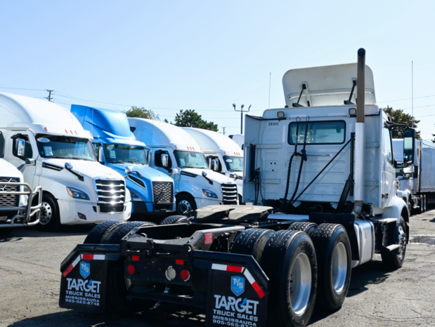 
								2021 Volvo VNR Daycab full									
