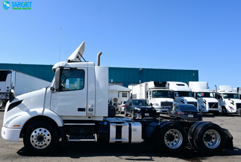 
								2021 Volvo VNR Daycab full									