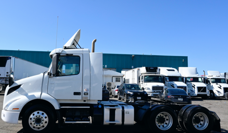 
								2021 Volvo VNR Daycab full									