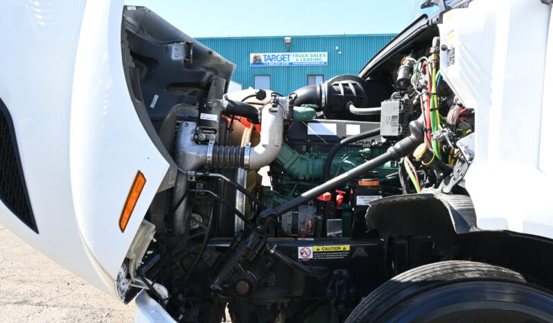 
								2021 Volvo VNR Daycab full									