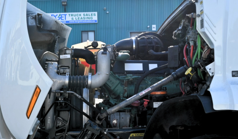 
								2025 Volvo VNR 640 full									