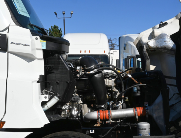 
								2023 Freightliner Cascadia full									