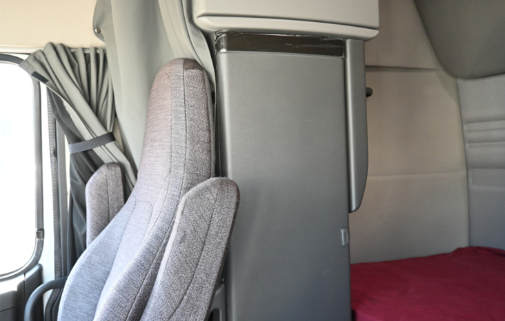 
								2025 Volvo VNR 640 full									