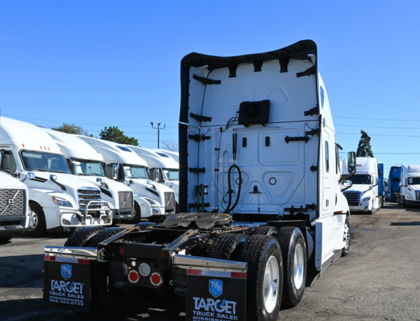 
								2023 Freightliner Cascadia full									
