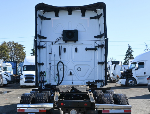 
								2023 Freightliner Cascadia full									