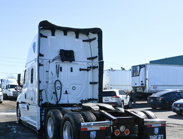 
								2023 Freightliner Cascadia full									